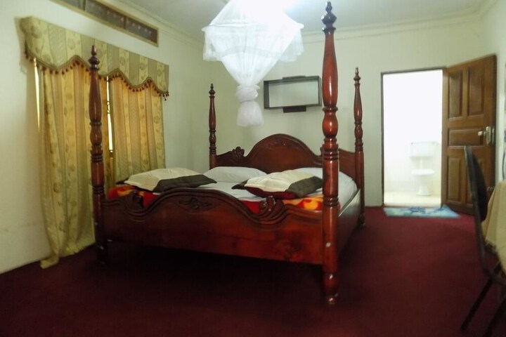 Room 5 of 10