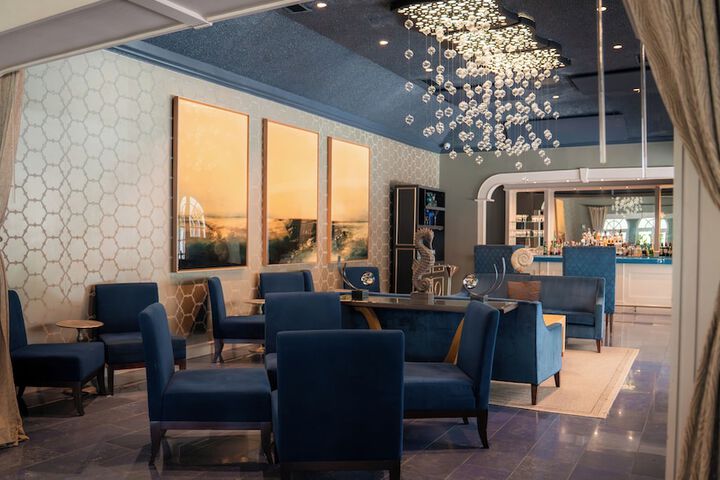 Lounge 109 of 119