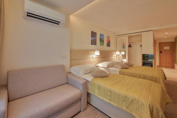 Room 34 of 48