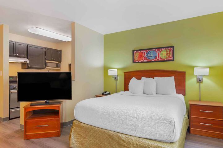 Deluxe Studio 1 Queen Bed (9 of 10)