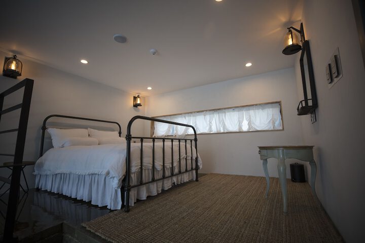 Room 5 of 77