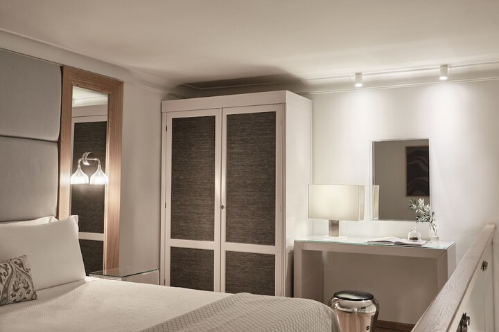 Room 44 of 132