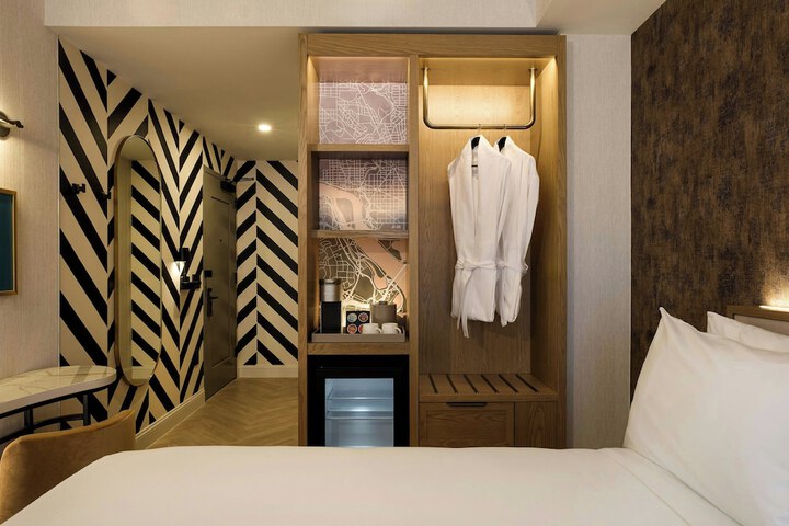 Room 9 of 37