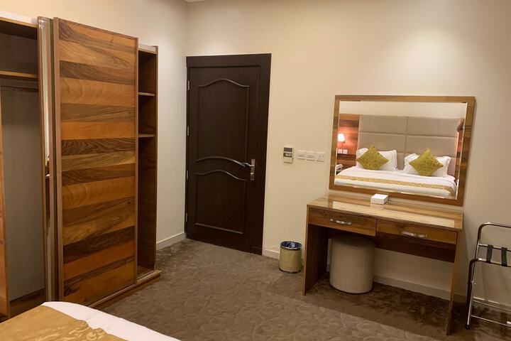 Room 10 of 19