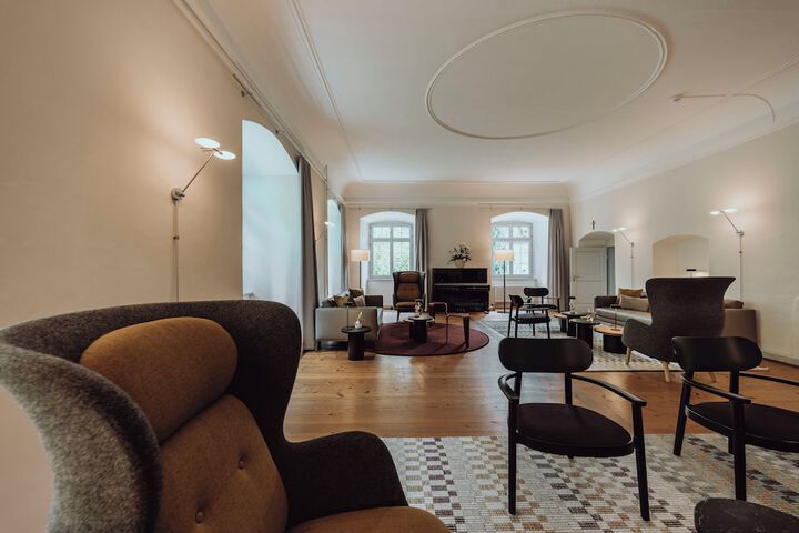 Lounge 33 of 60