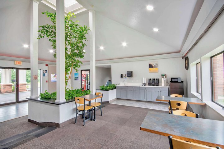 Business Center 24 of 25