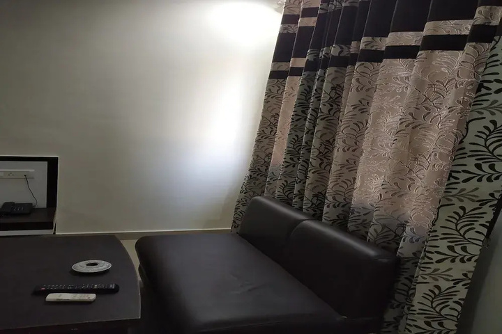 Room 4 of 13