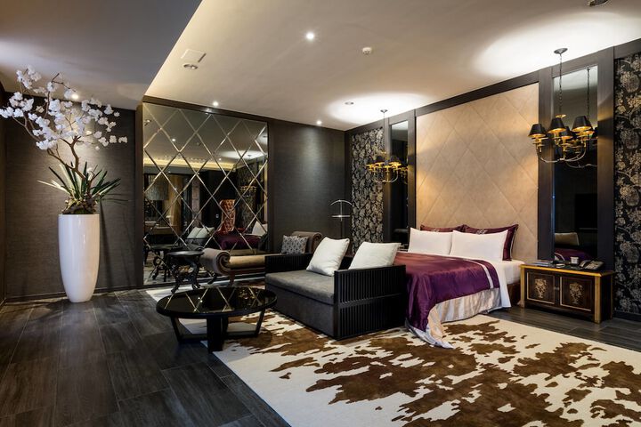Room 6 of 13