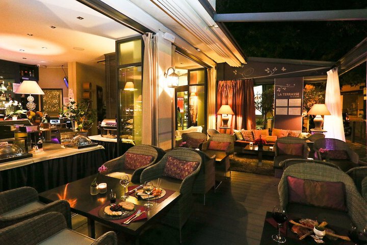 Lounge 27 of 32