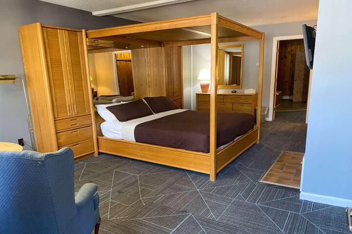 2 Queen Beds Upper Floor (9 of 16)