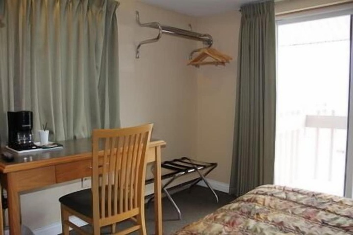 Room 11 of 27