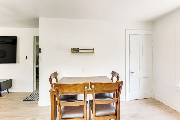 3 Mi to Downtown Youngstown: Apt w / Deck!