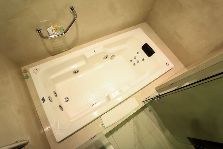 Jetted tub