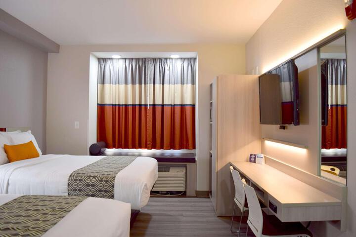 1 Queen Bed Mobility Accessible (13 of 31)