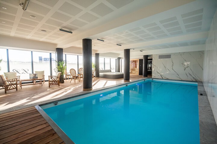 Hôtel Barracuda &  Spa Centre Port, pieds dans leau, vue mer in Brest