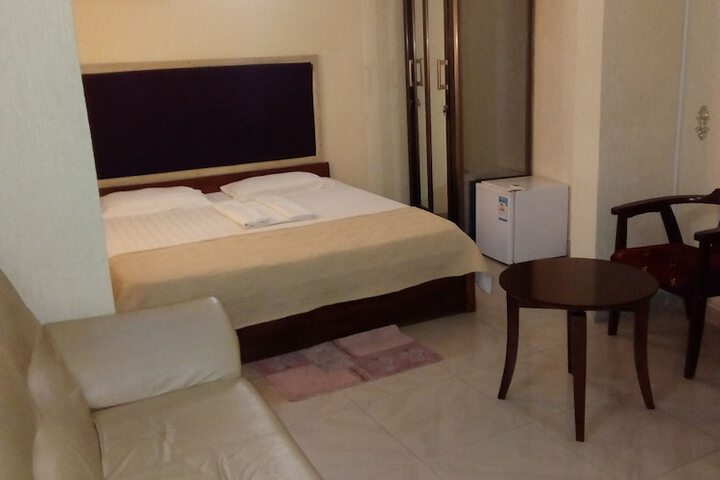 Room 7 of 33