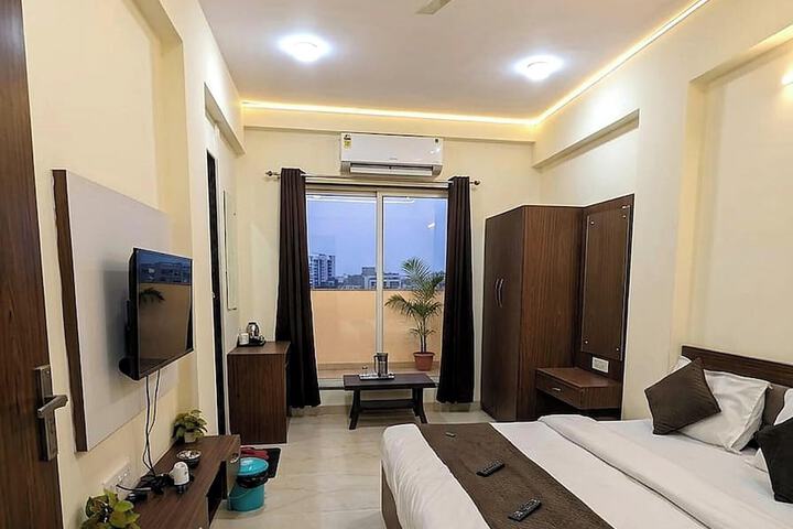 Room 6 of 12