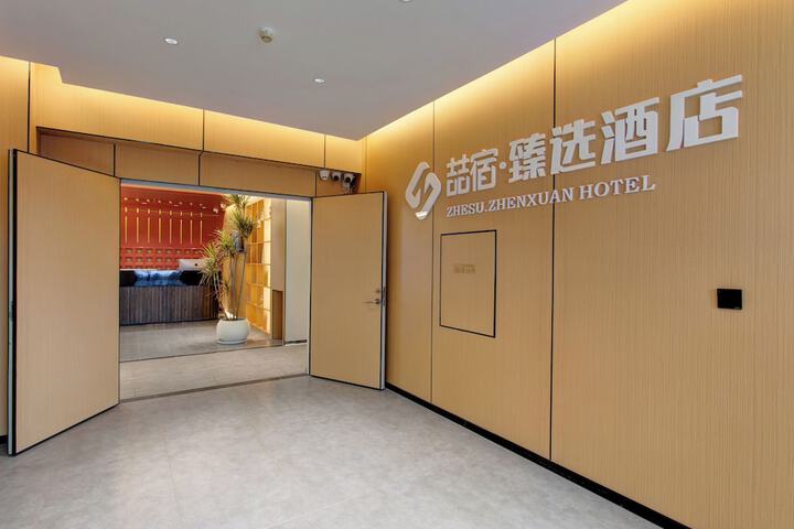Ballroom/Hall 34 of 36