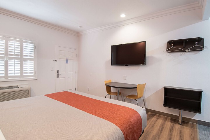 Room 14 of 34