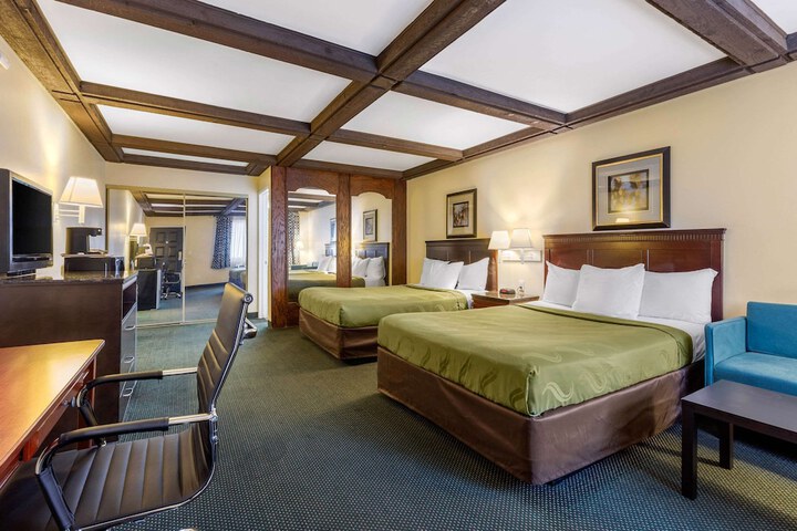 2 Double Beds (11 of 17)