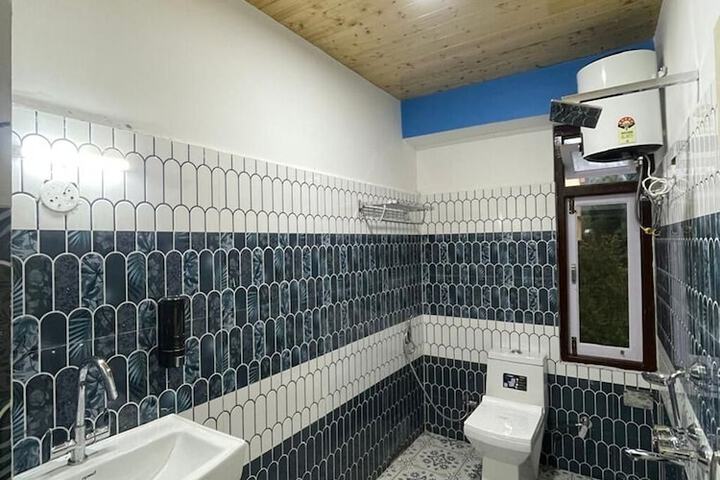 Room 7 of 12
