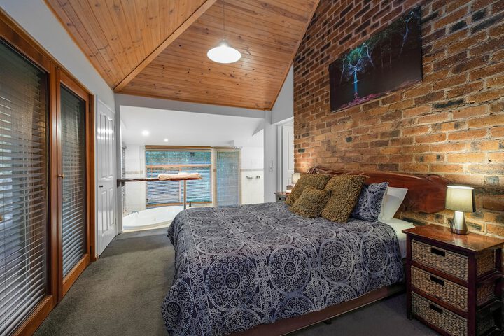 Room 3 of 40