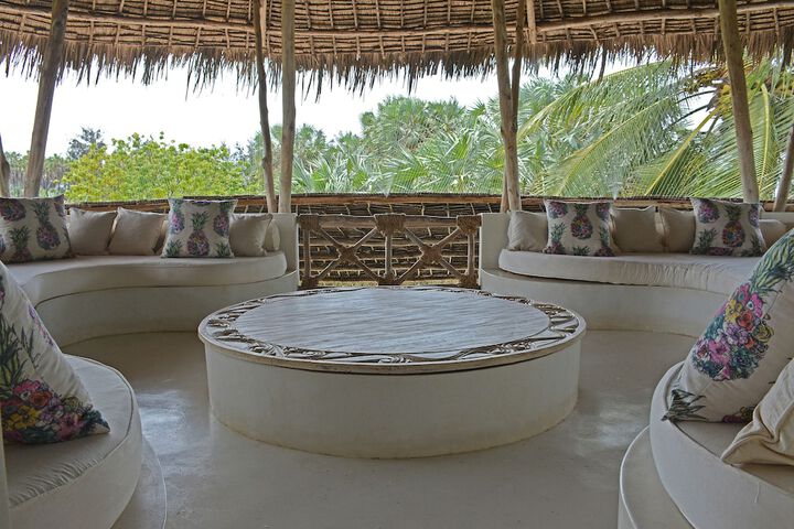 Lounge 42 of 65