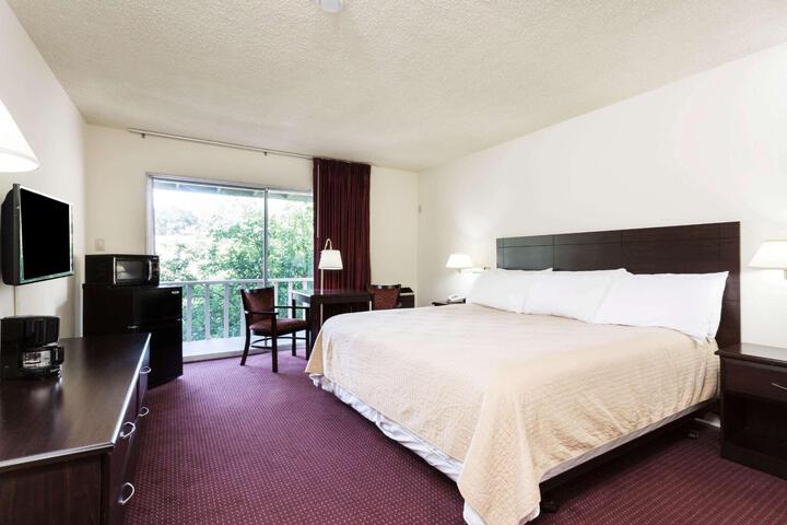 1 Queen Bed (13 of 19)