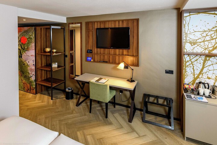 Room 7 of 76