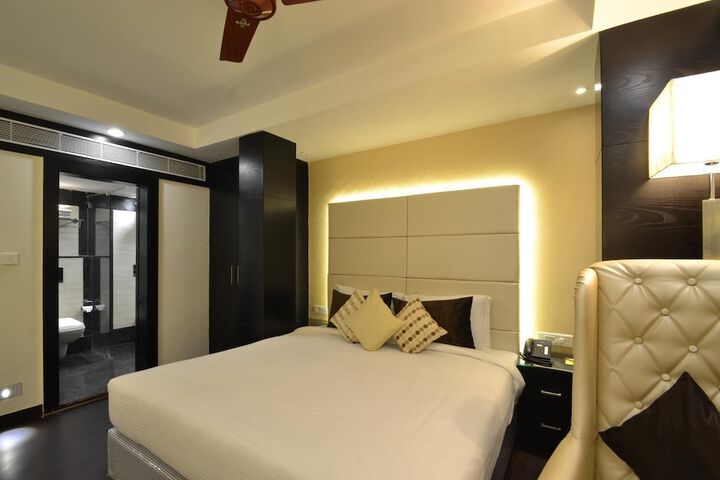 Room 13 of 33