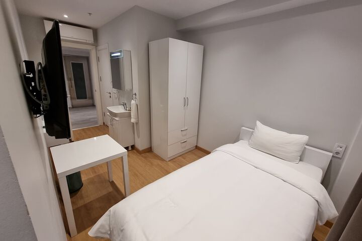 Room 5 of 20