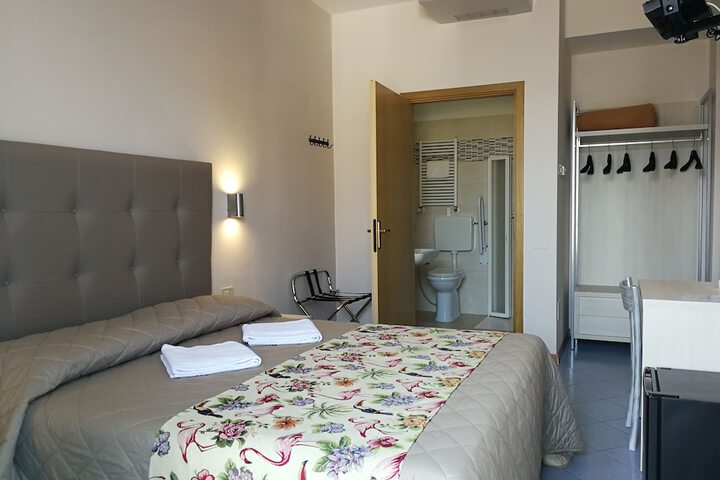 Room 8 of 33