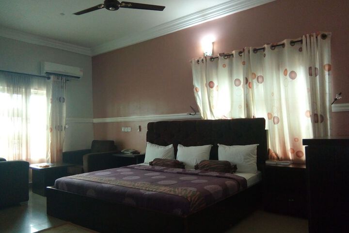Room 10 of 30
