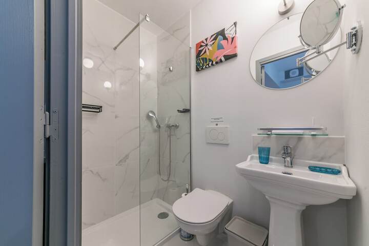 Room 3 of 185