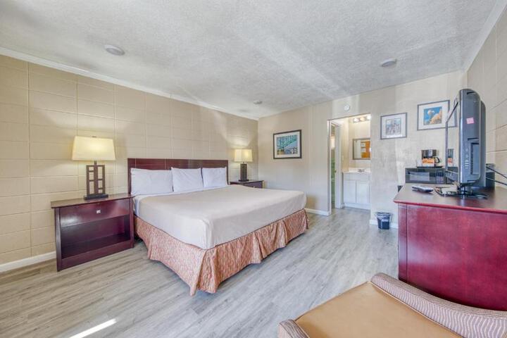 1 King Bed (1 of 6)