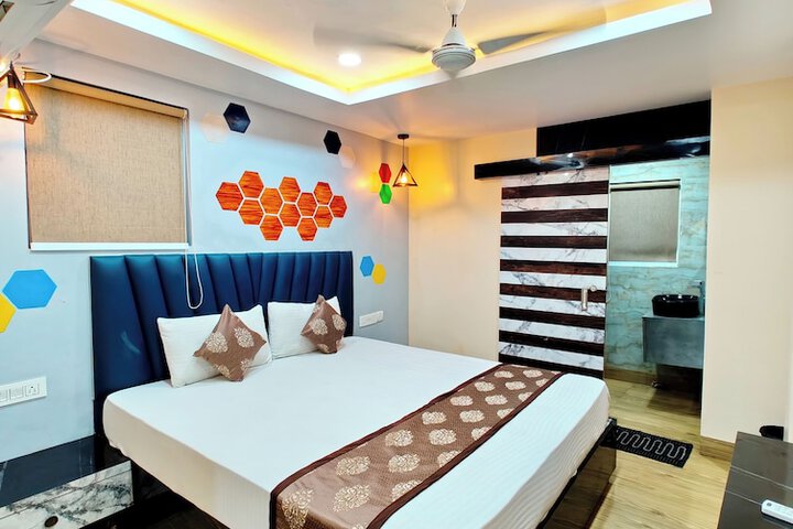 Room 6 of 13