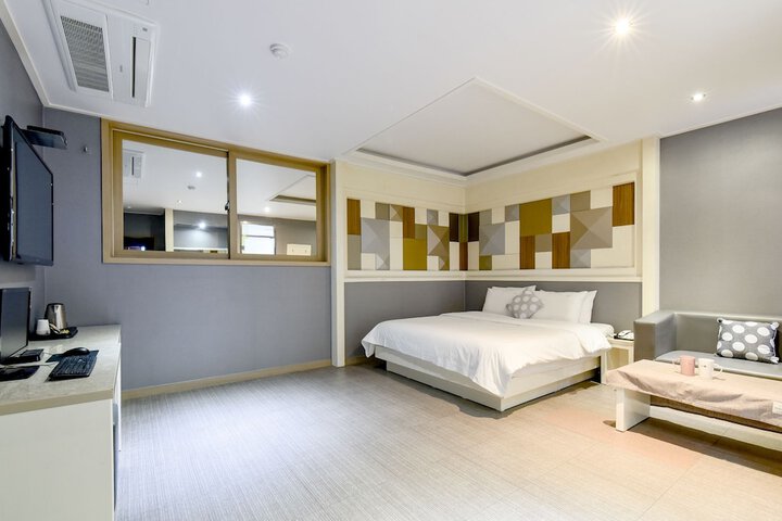 Room 2 of 19