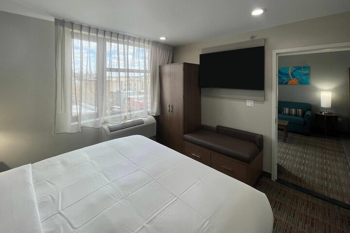 Room 9 of 28