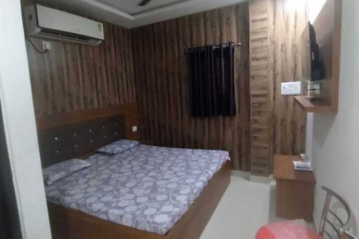 Room 6 of 12