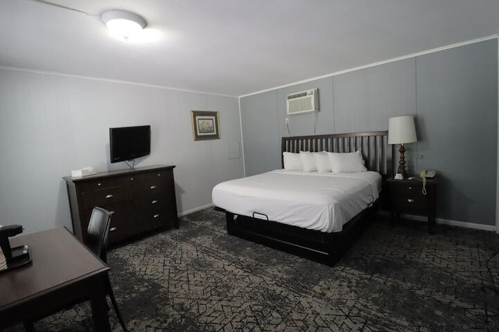 1 King Bed Upper Floor (2 of 10)