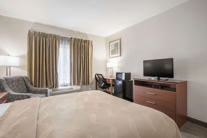 1 King Bed (6 of 21)