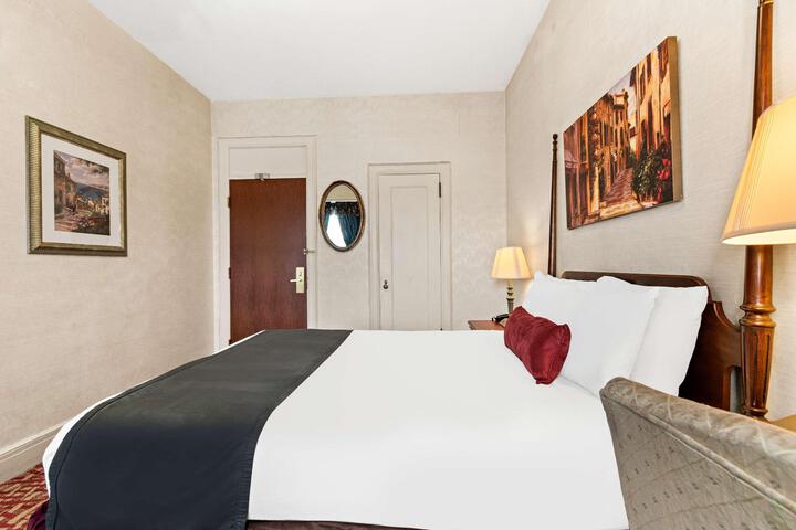 1 Double Bed Flat Screen Television Desk High Speed Internet Accessible Microwave and R (5 of 7)