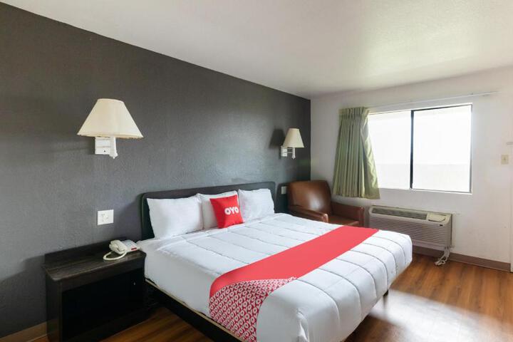 1 King Bed (3 of 19)