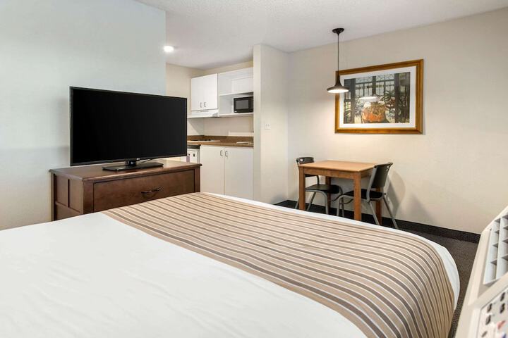 1 Queen Bed (2 of 15)