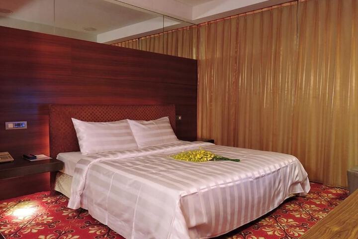 Room 10 of 27