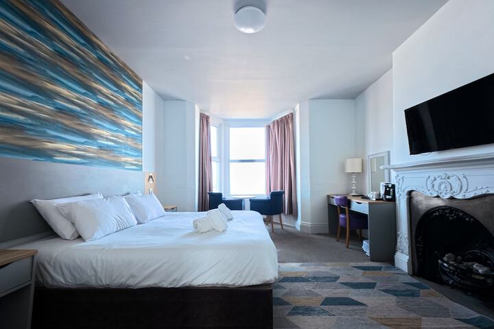 Room 35 of 102