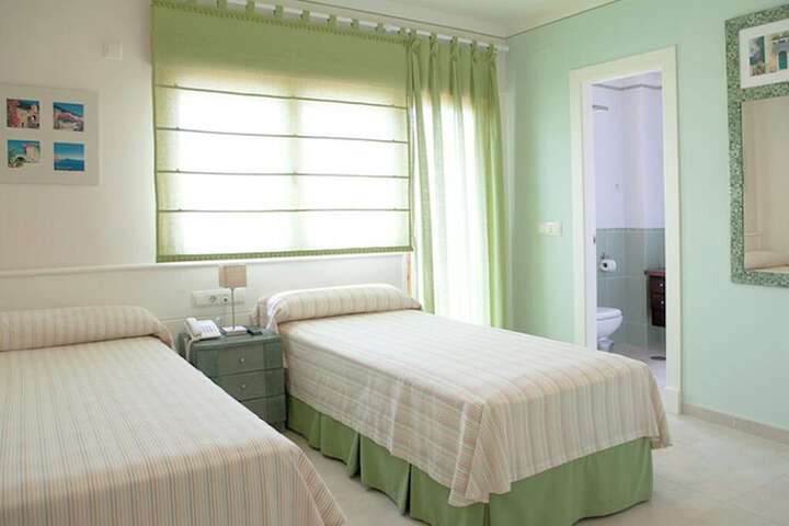 Room 10 of 34