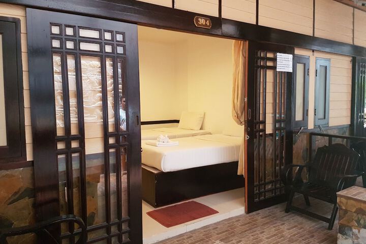 Room 5 of 93