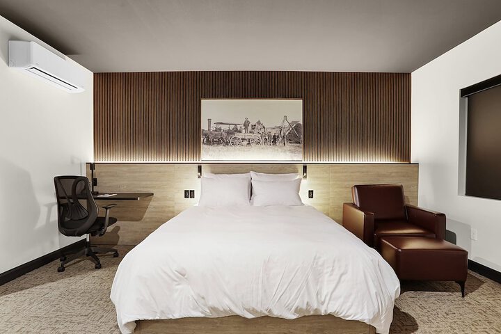 Deluxe Room 1 Queen Bed Mobility Accessible (18 of 26)