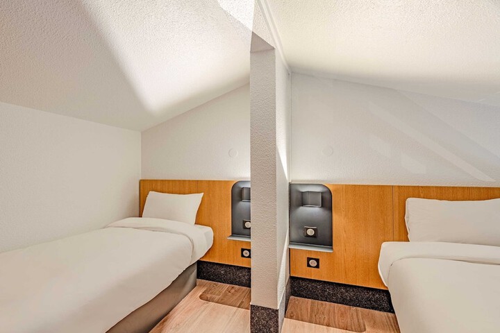 Room 13 of 24